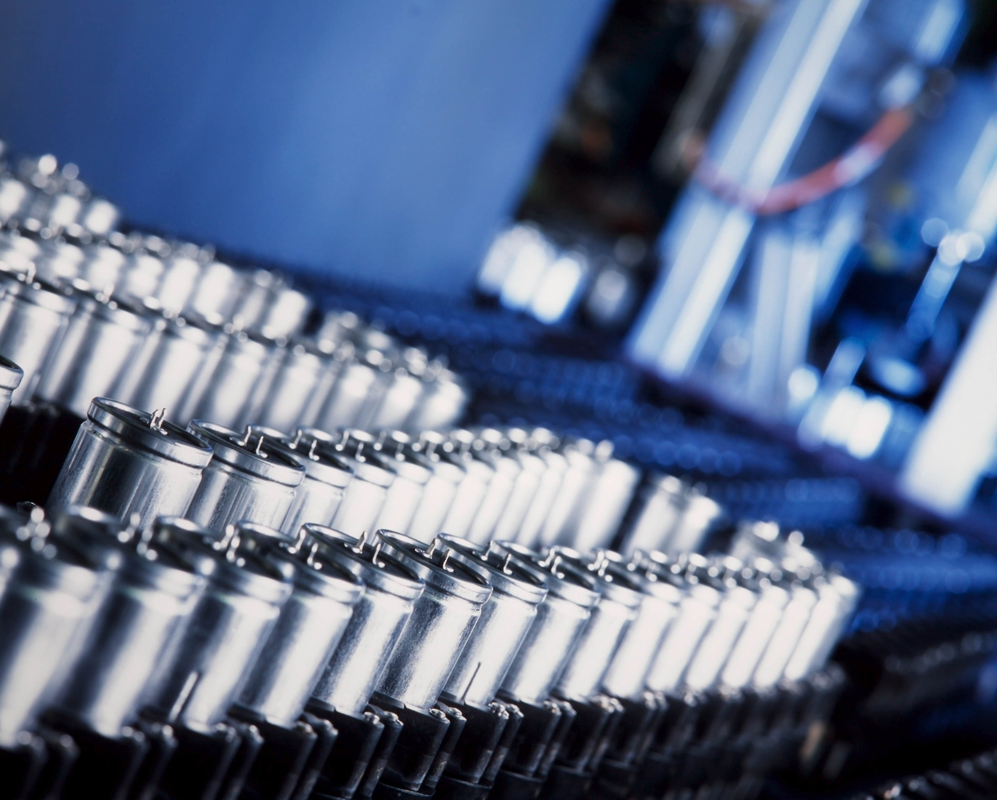 Nachhaltige Produktion: Nahaufnahme eine Kondensator-Produktionsmaschine
