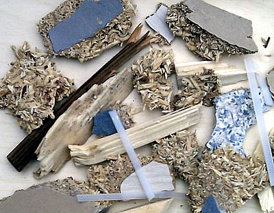 Gemisch verschiedener Massivholz- und Kunststoffteile