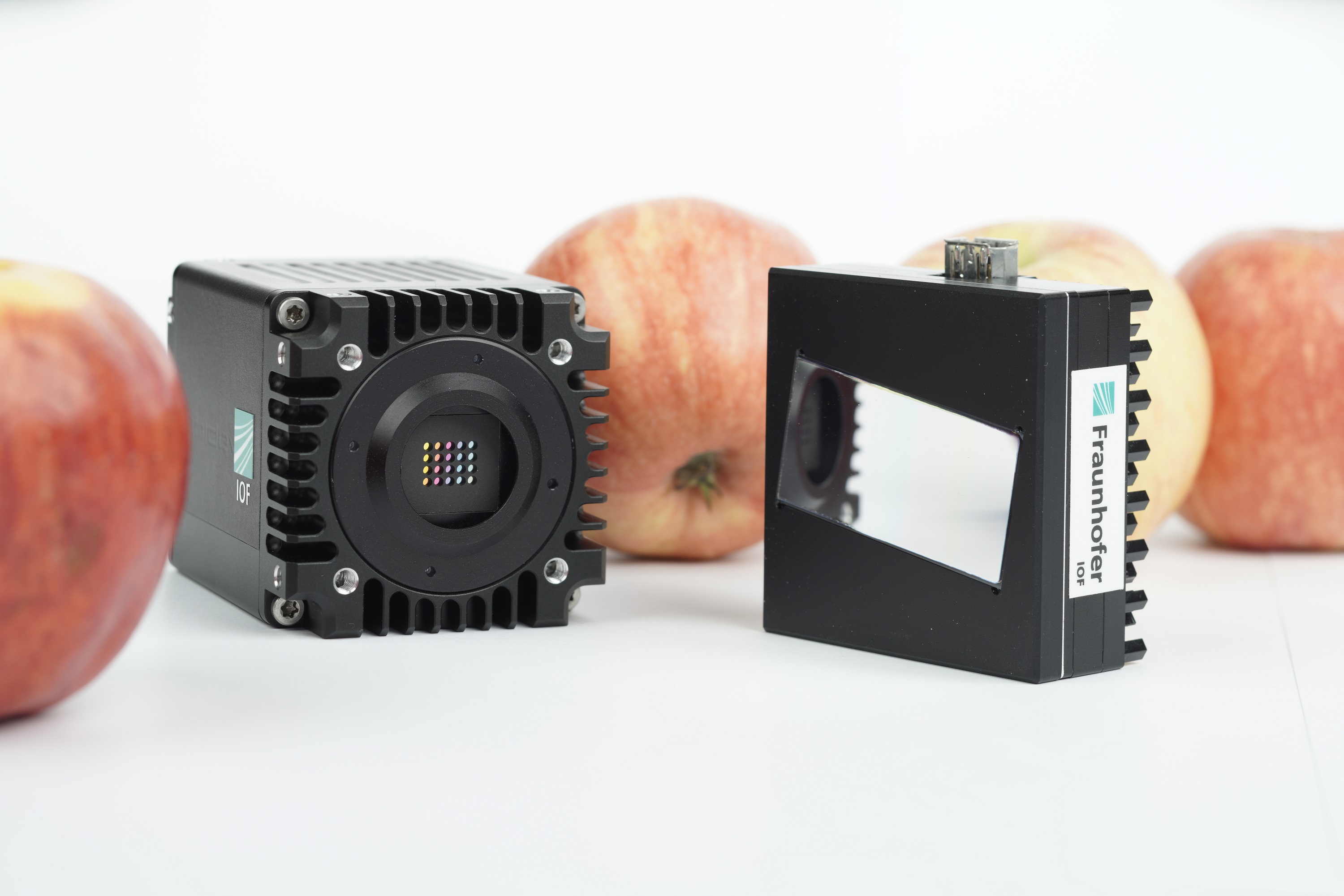 Zwei Demonstratoren kompakter multispektraler Kameras mit linearem Verlaufsfilter für unterschiedliche Spektralbereiche (links: kurzwelliges Infrarot, rechts: visueller Bereich und nahes Infrarot)