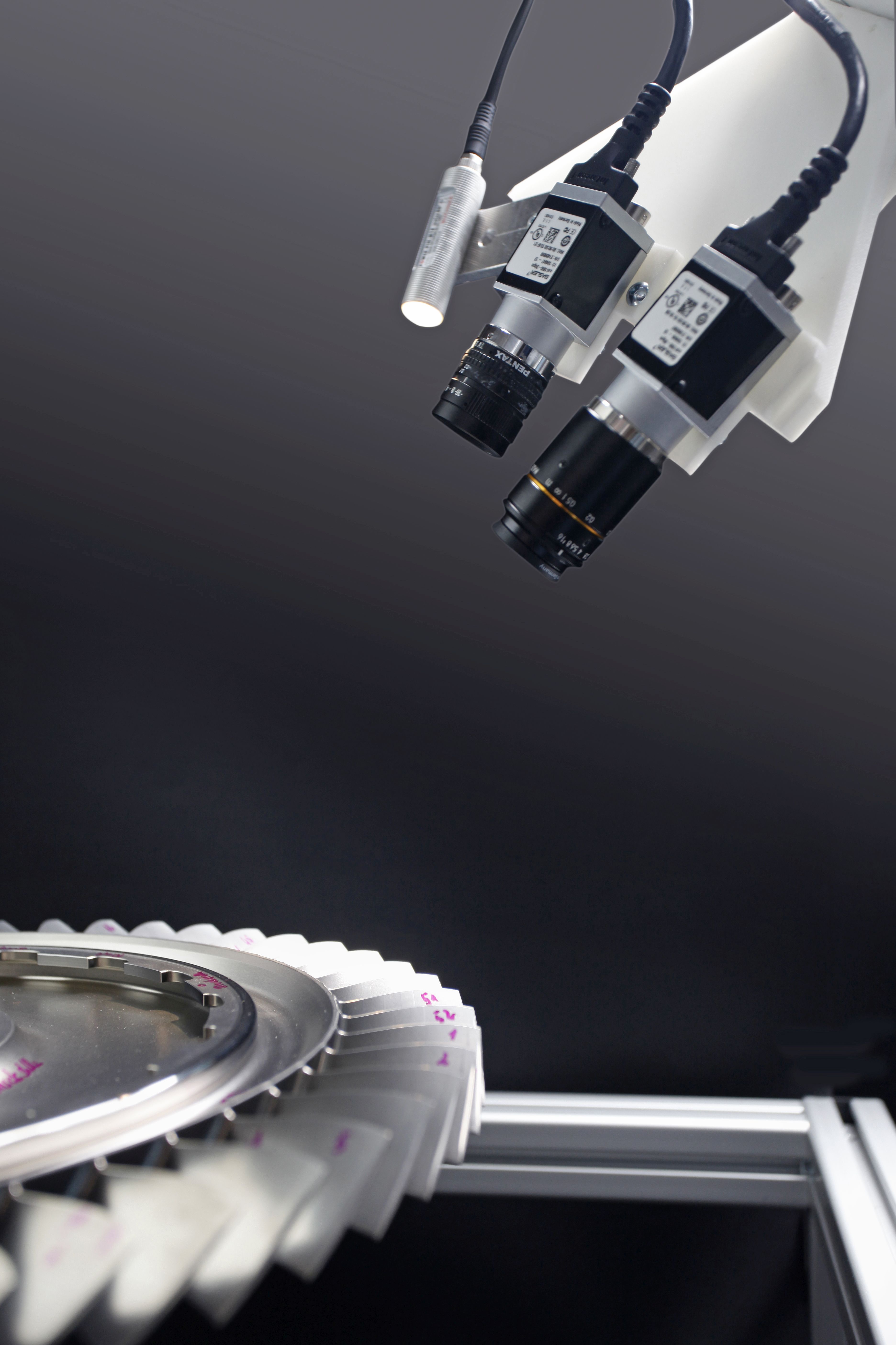 Prototypische Inspektion der Oberfläche einer Blisk (Blade Integrated Disk) mit zwei Kameras und drei Beleuchtungen.