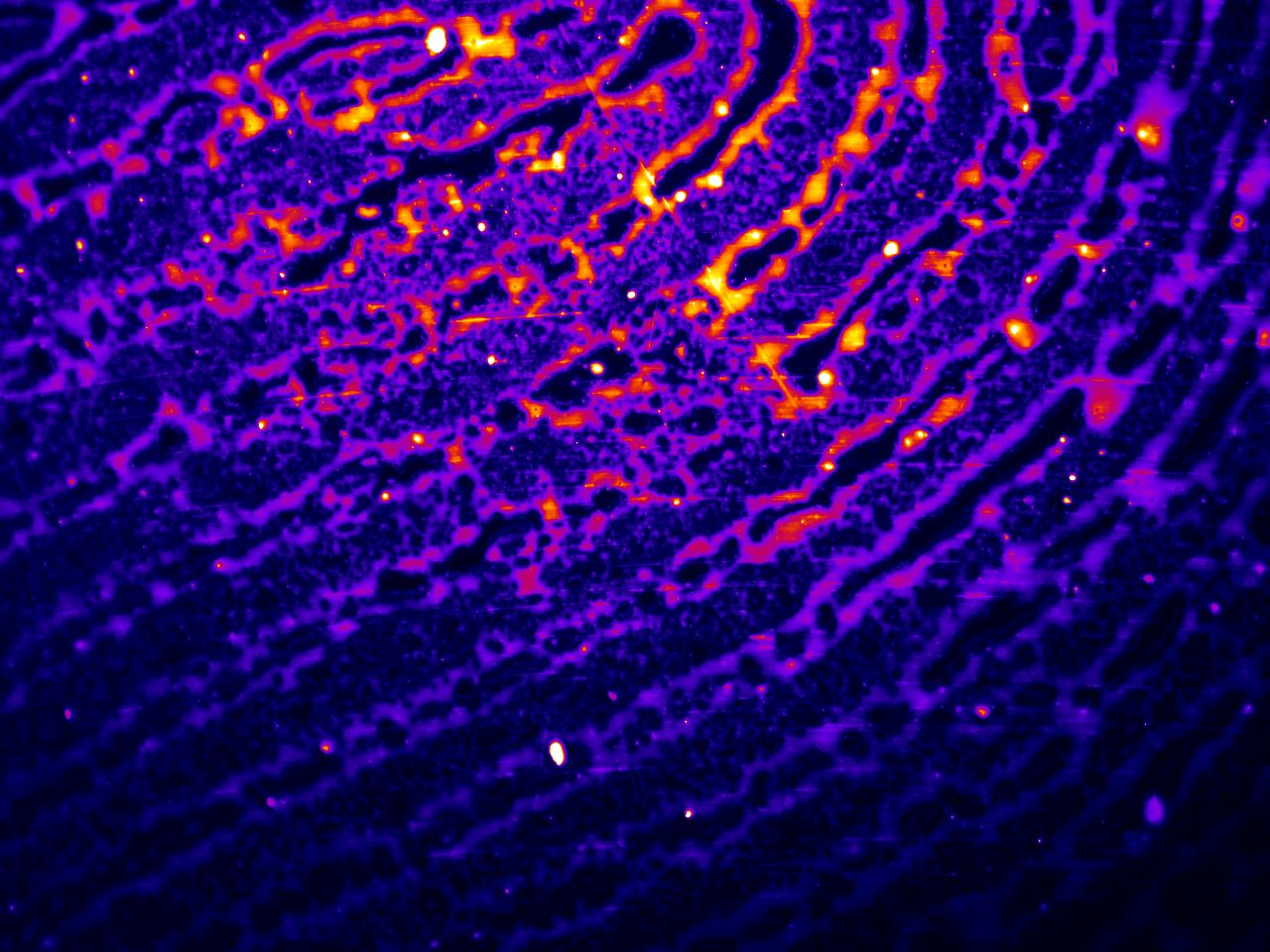 Das bildgebende Fluoreszenz-Messsystem kann selbst große Bauteiloberflächen direkt in der Produktionslinie auf kleinste Verunreinigungen inspizieren.