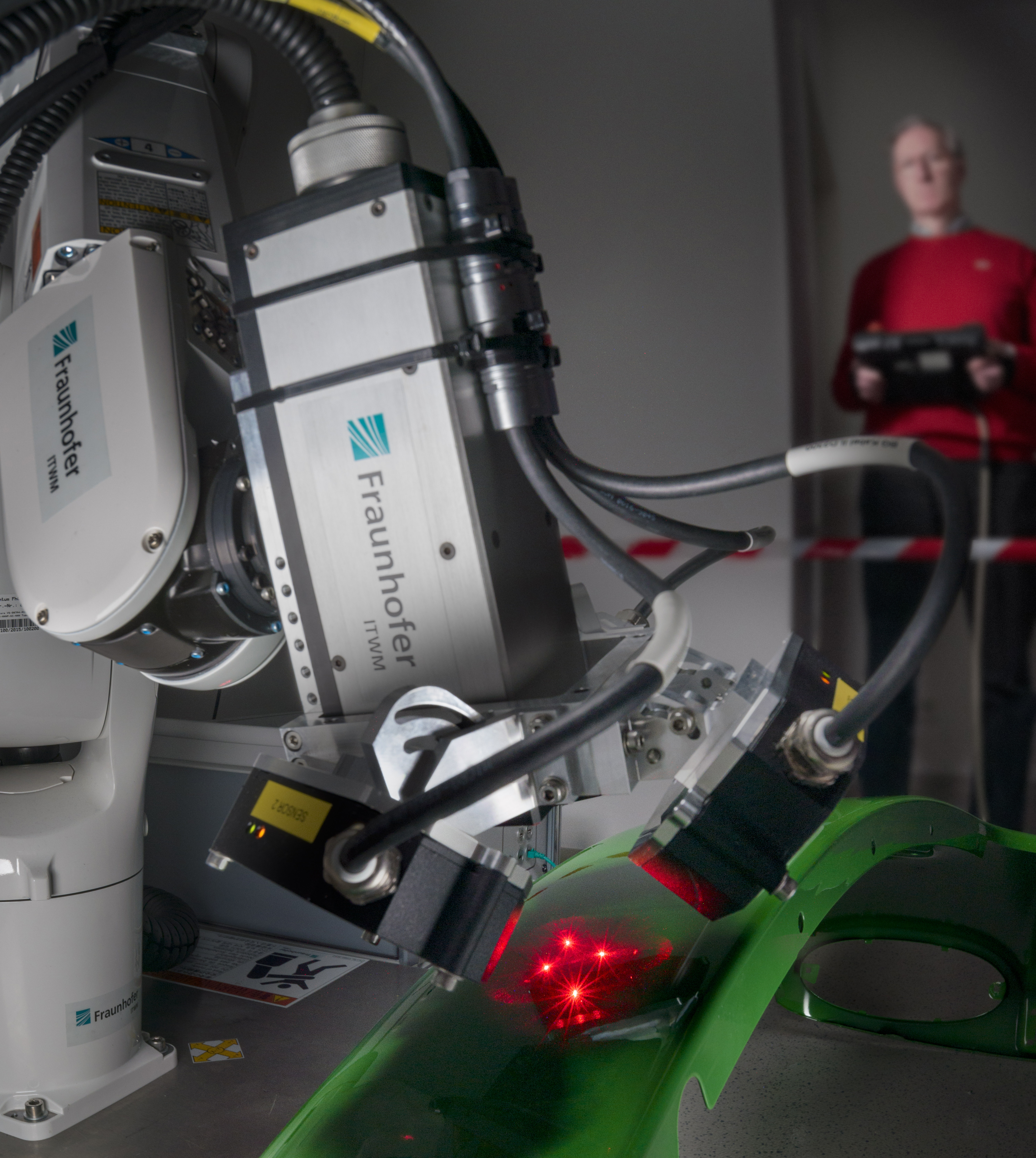 Robotergestütztes Terahertz-System zur Schichtdickenmessung an Freiformflächen 