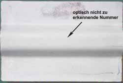 Schriftzeichen unter Lackschicht