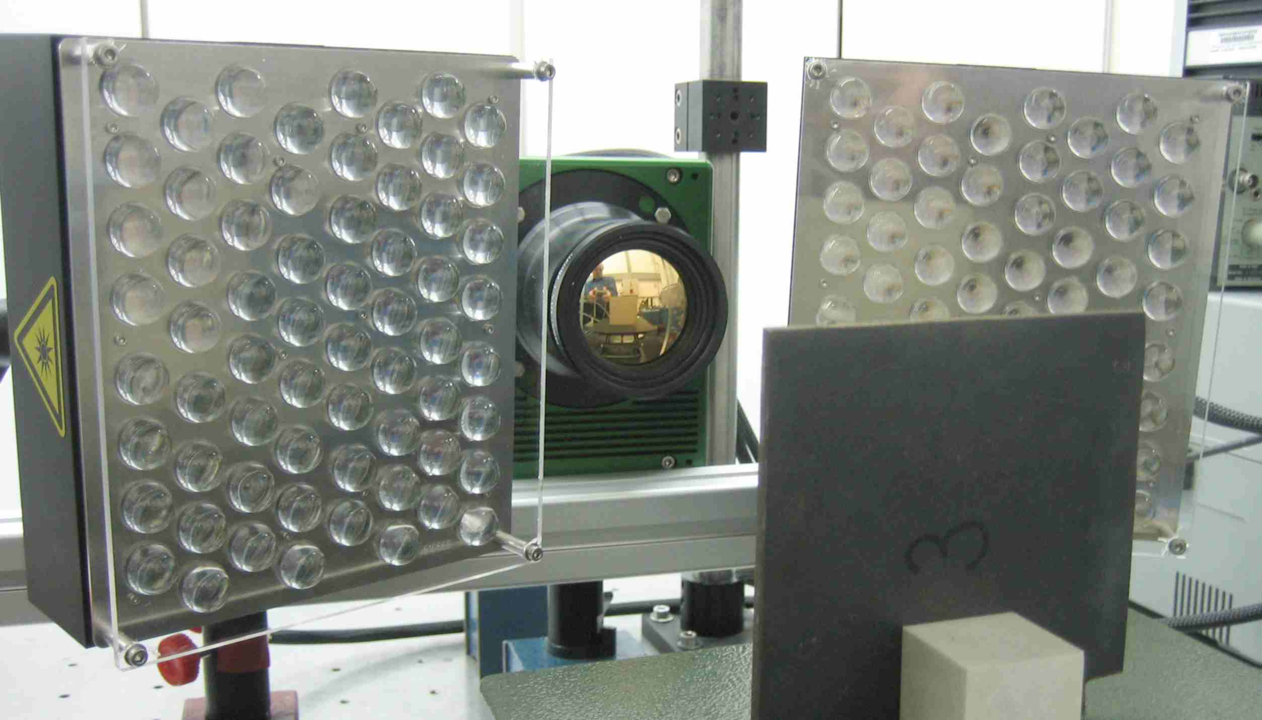 Prüfung einer Polymerprobe mit der Dual-Band Infrarotkamera mit der aktiven Thermographie unter Verwendung eines LED-Arrays zur Aufheizung.
