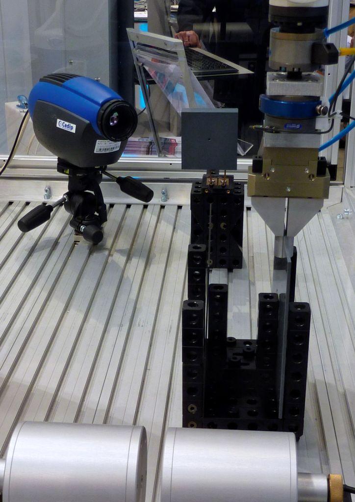 Robotergestützte Prüfung mit Luftultraschall und Thermographie