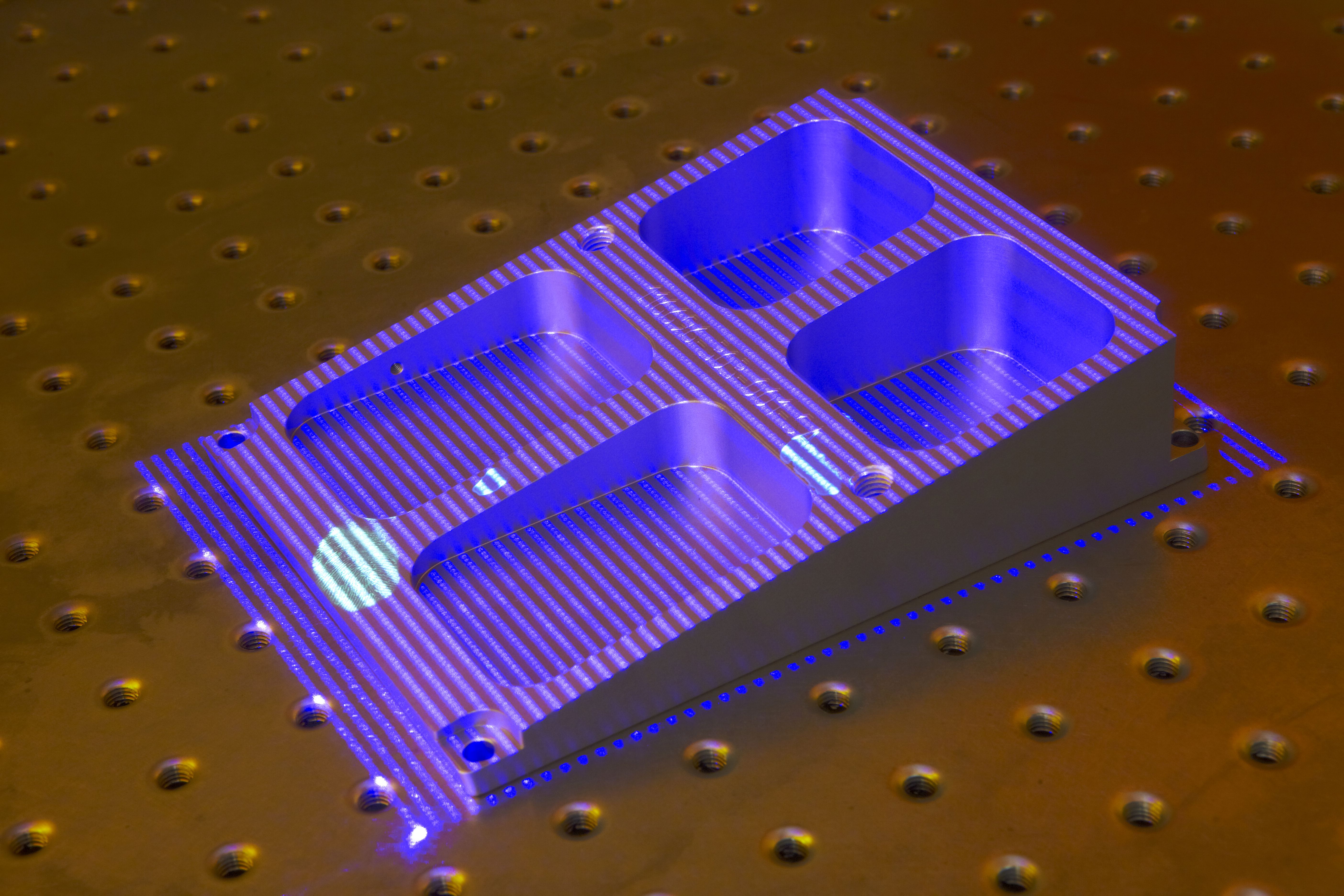 Ein bildgebendes Fluoreszenz-Messsystem von Fraunhofer IPM kann selbst große Bauteiloberflächen direkt in der Produktionslinie auf kleinste Verunreinigungen inspizieren.