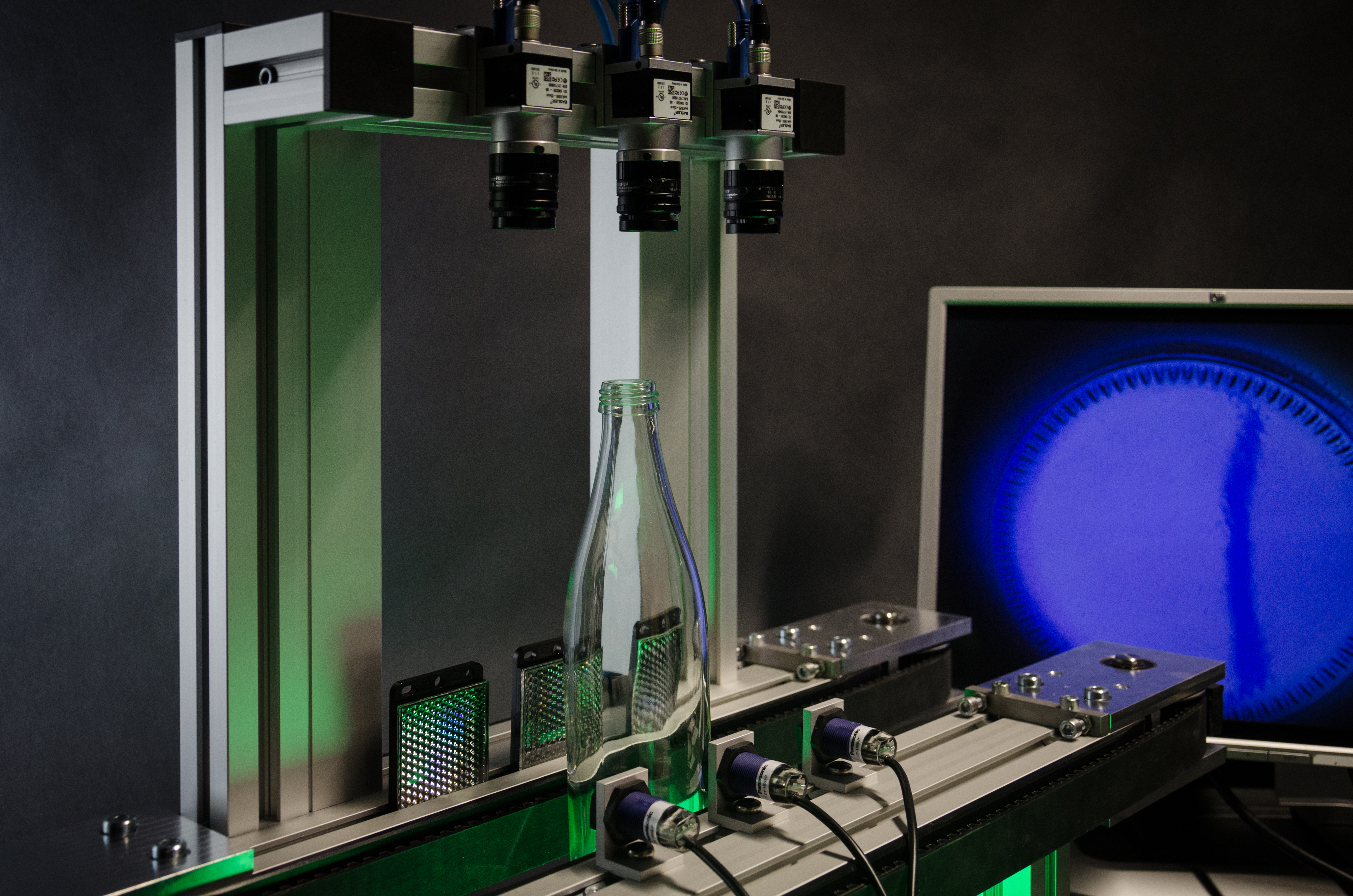 Multi-Kamerasystem für die Polarisationsbildgebung zur Messung der Restspannung in Glasprodukten