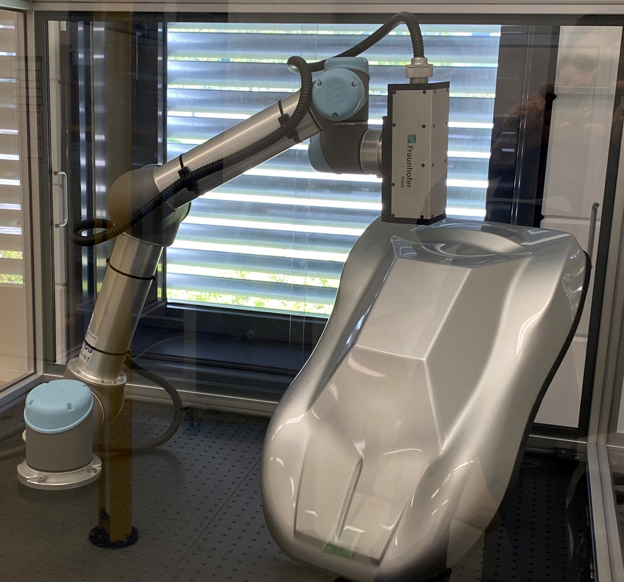 Auf einen kollaborativen Roboter montiertes Terahertz-Messsystem zur Inline-Kontrolle von Lackierungen. 