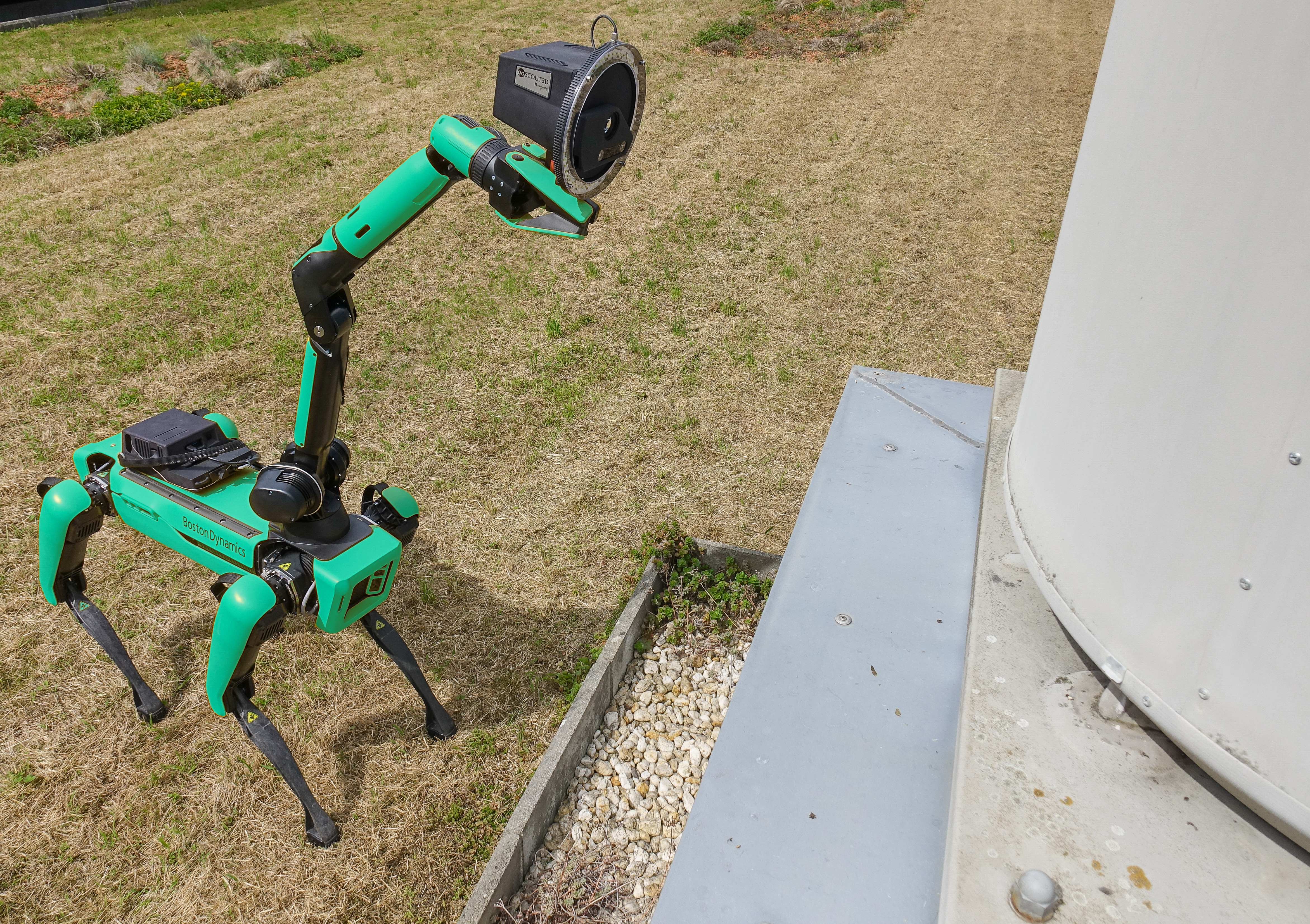 Handscanner goSCOUT3D gekoppelt mit Schreitroboter 