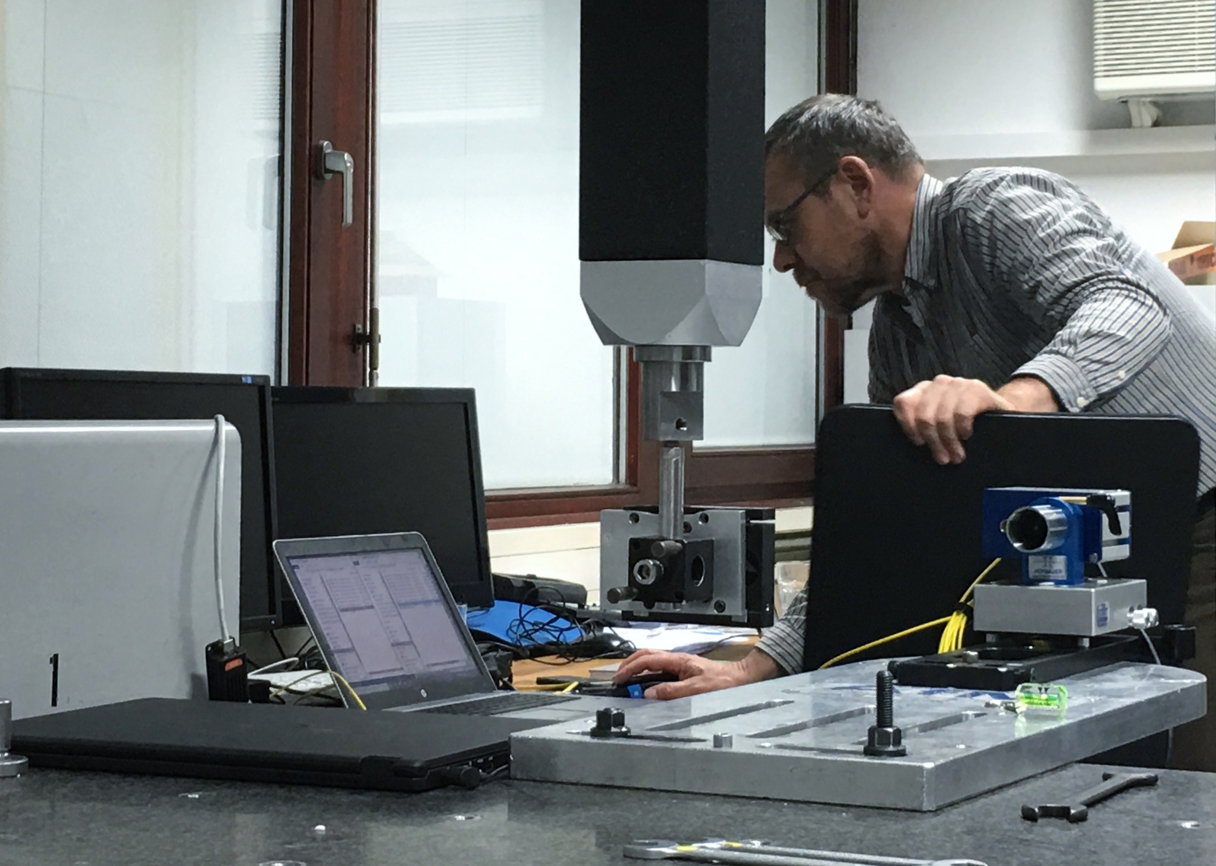 System for straightness measurement.