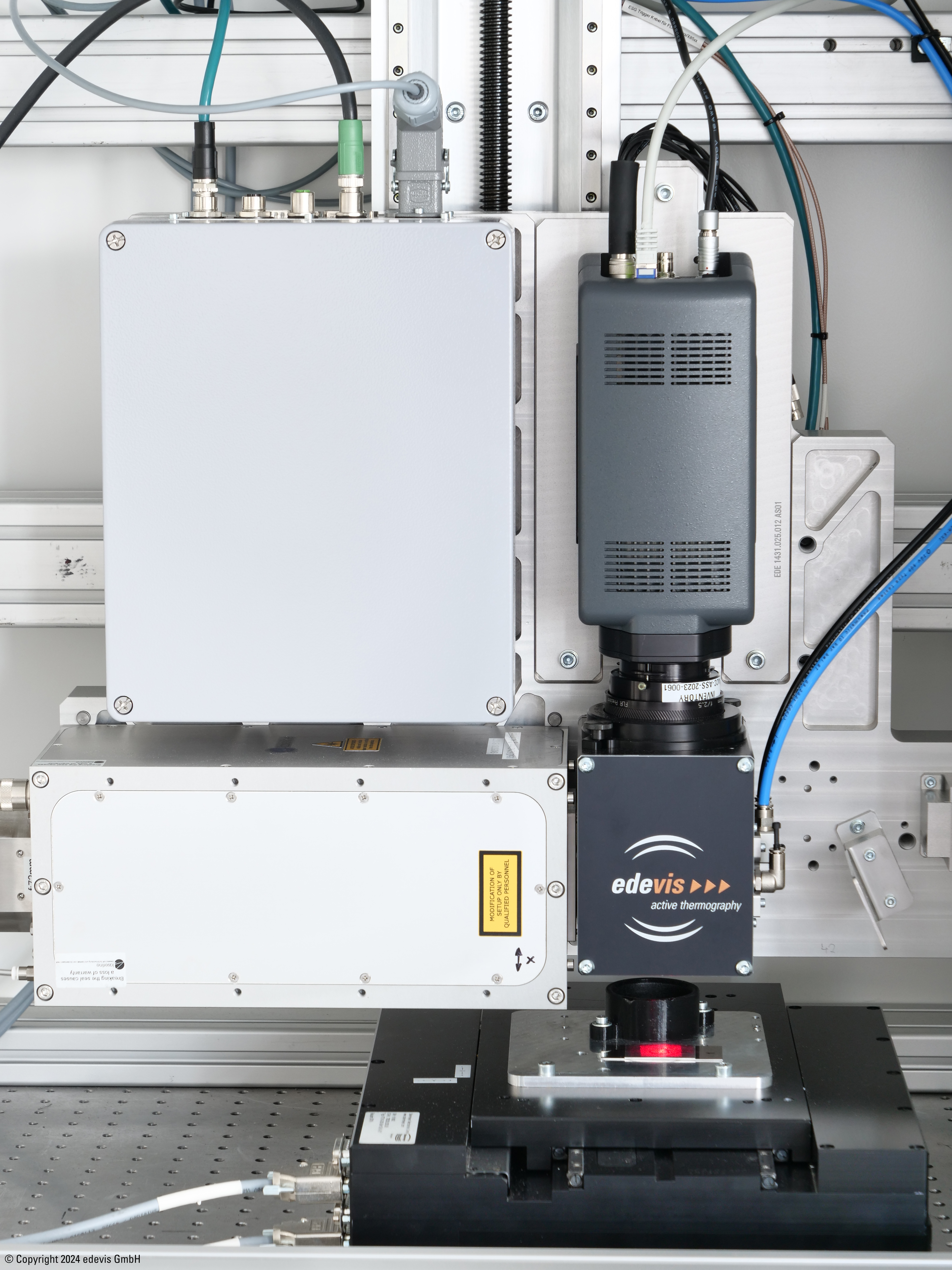 Test head with active pilot laser.