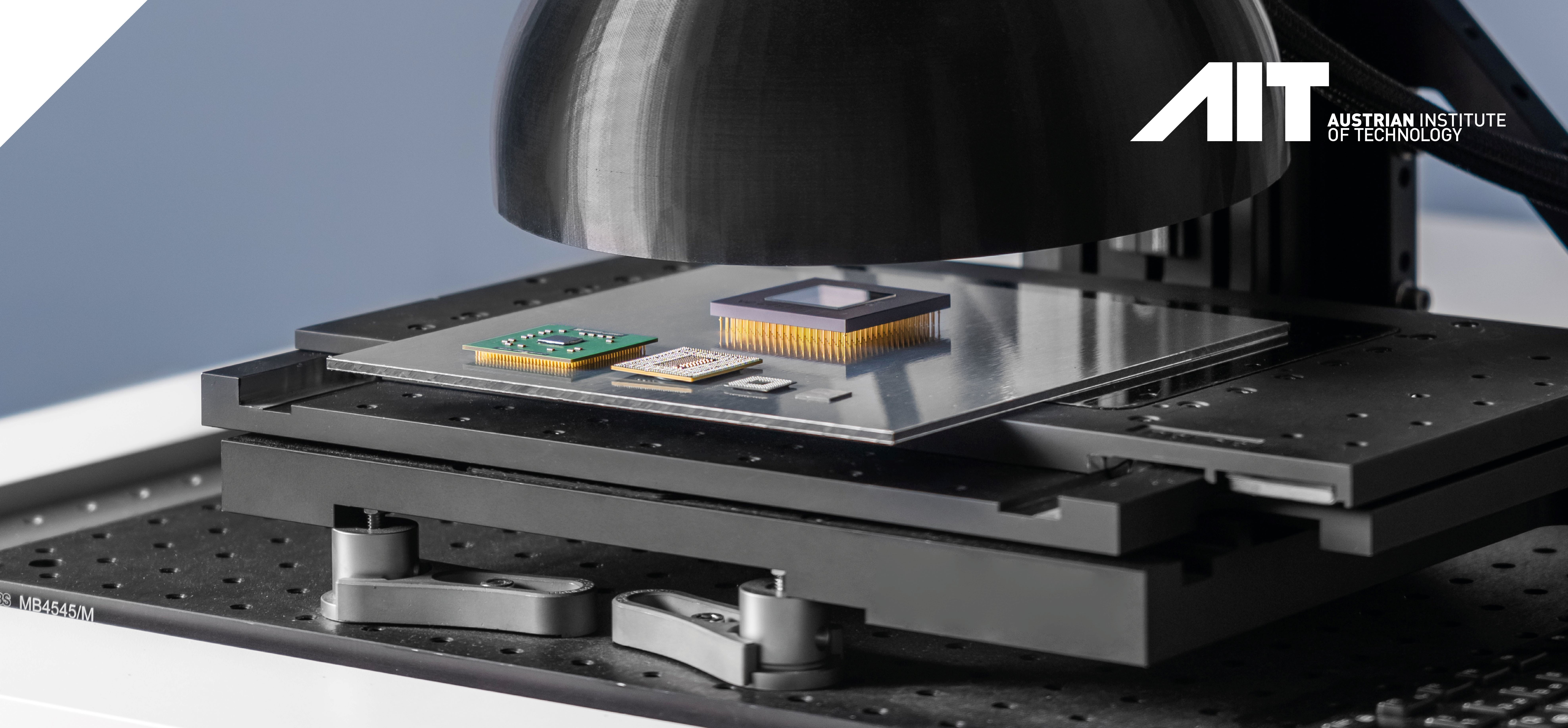 Simultaneous 2D and 3D inspection of the smallest structures